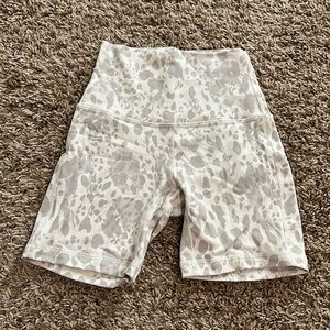 Lululemon white leopard print align 4” biker shorts